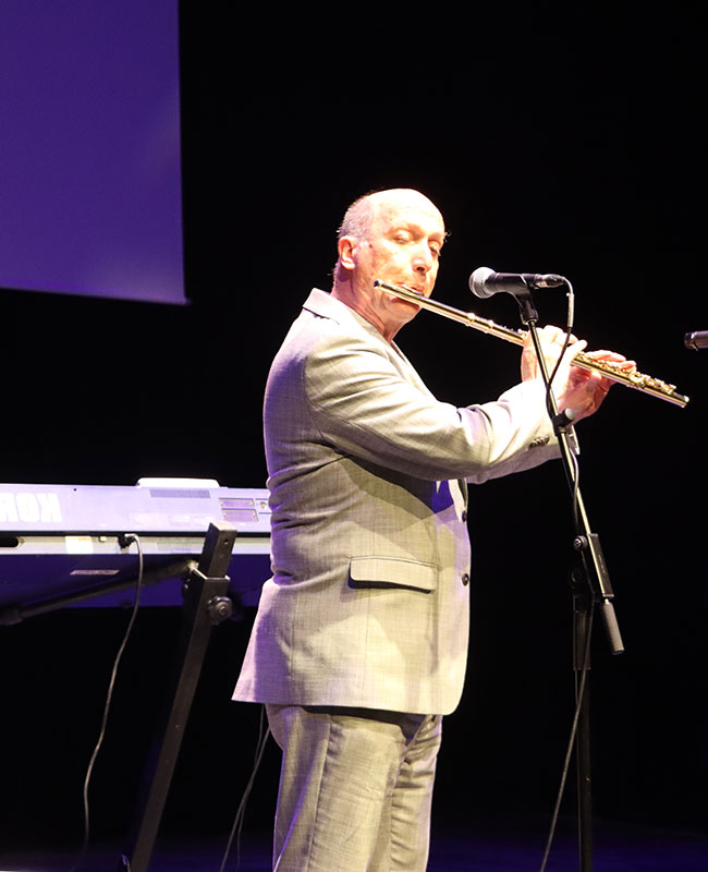 Jean Jacques Vuilloud, artiste mal voyant flûtiste et chef d’orchestre, professeur de musique au conservatoire de musique de Genève